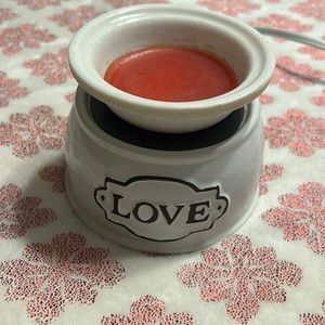 Scentsy plug in wax warmer. No bulb needed. Uses plate warmer to heat up.